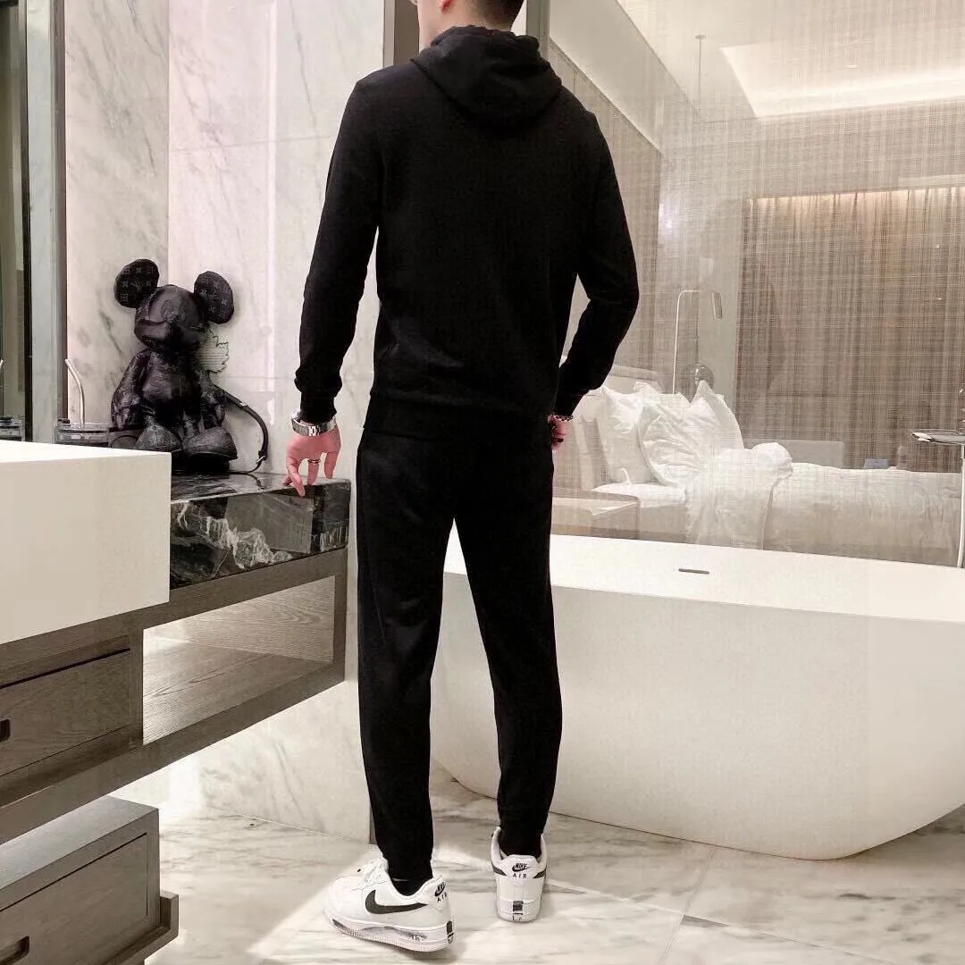 🅿️400 direct batch [LV Louis Vuitton] (Fat Man Gospel) hot-selling suit is coming. Focus on the original version of the official website. 2025 new hot-selling cardigan sweater suit. The original order is the best. 🇭🇰The meticulous work of top designers. Just for a fitting and perfect upper body effect. 100% natural high-quality Roman cotton, close-fitting comfort, noble and elegant! Original hardware embodies elegance and nobility! Counter size: M-5XL (maximum wear up to 220 pounds)